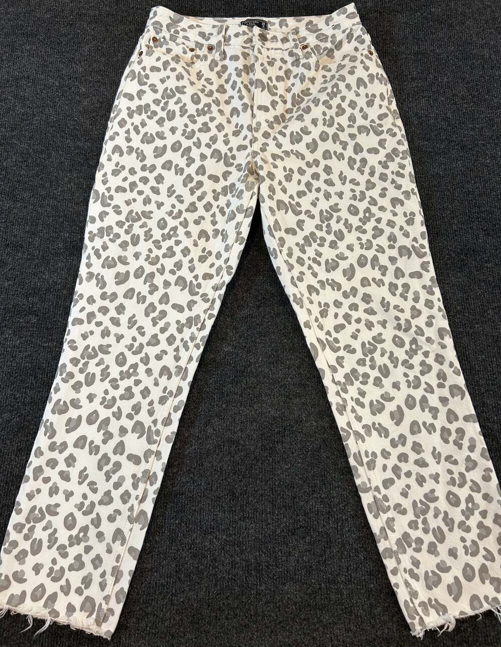 Abercrombie & Fitch A&F Mom Jeans White Gray Leopard Print Raw Hem
